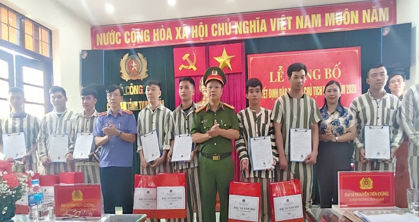 Đồng chí Lê Quang Hải, Phó Viện trưởng VKSND tỉnh trao Quyết định đặc xá của Chủ tịch nước cho các phạm nhân được đặc xá tại Trại tạm giam Công an tỉnh