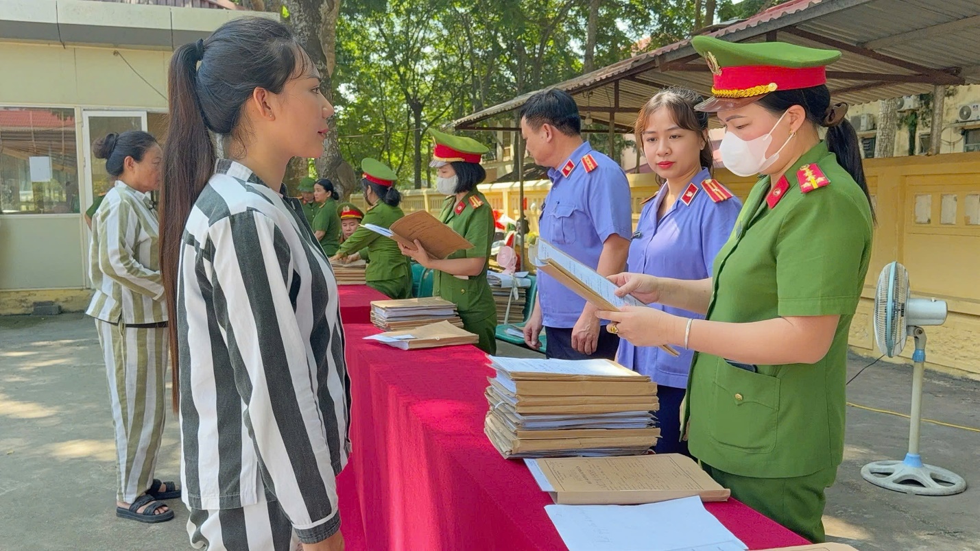 Các đồng chí Kiểm sát viên Phòng 8 VKSND tỉnh thực hiện chức năng, nhiệm vụ theo quy định pháp luật tại Lễ công bố quyết định đặc xá của Chủ tịch nước năm 2026 do Trại giam số 5 tổ chức