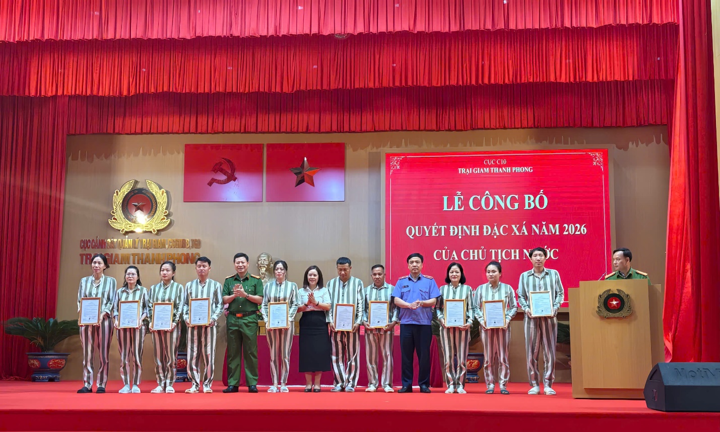 Đồng chí Vũ Xuân Thoan, Phó Bí thư Đảng uỷ, Phó Viện trưởng VKSND tỉnh trao Quyết định đặc xá của Chủ tịch nước cho các phạm nhân được đặc xá tại Trại giam Thanh Phong