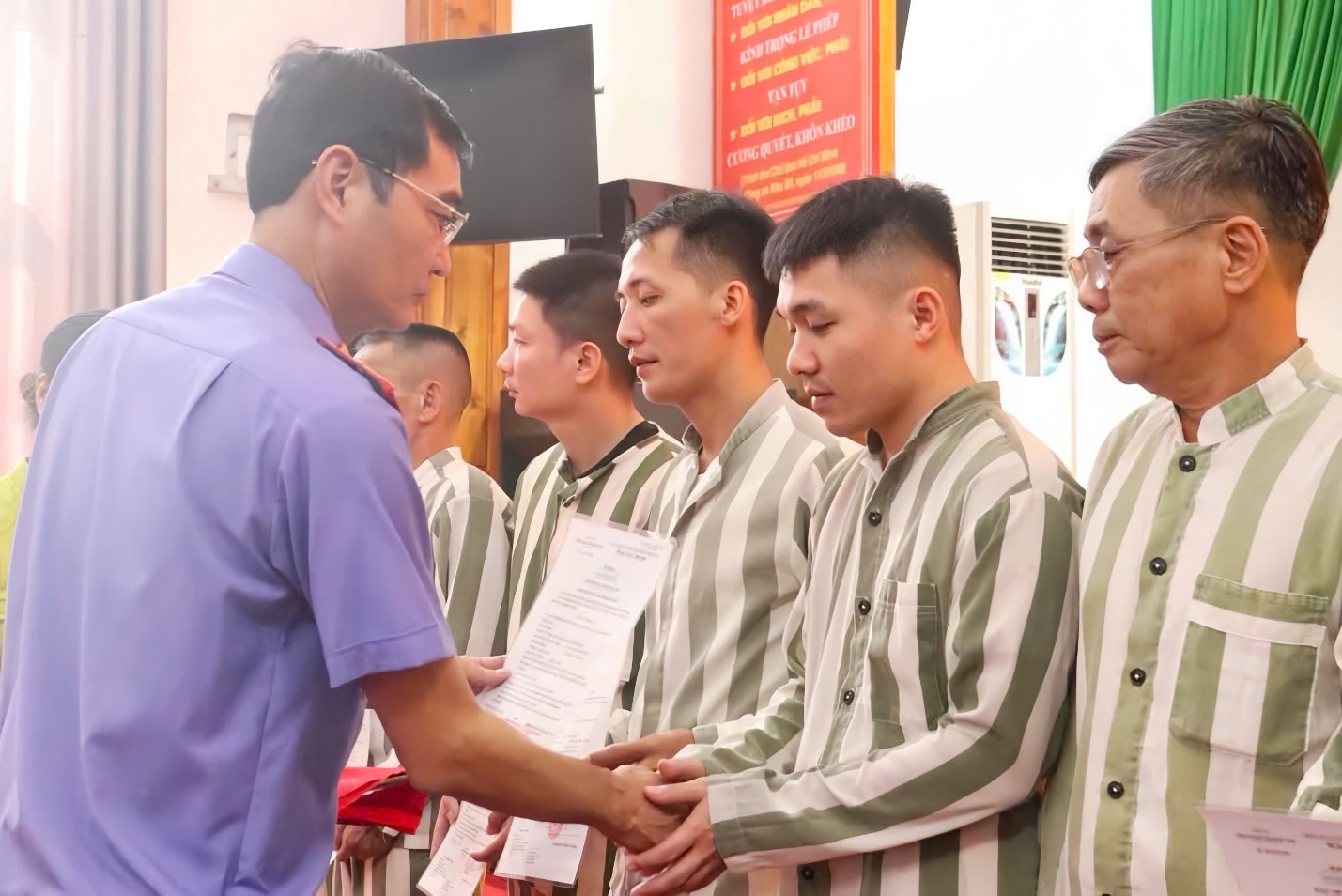Đồng chí Nguyễn Đức Thanh, Phó Viện trưởng VKSND tỉnh trao Quyết định đặc xá của Chủ tịch nước cho các phạm nhân được đặc xá tại Trại giam Thanh Cẩm