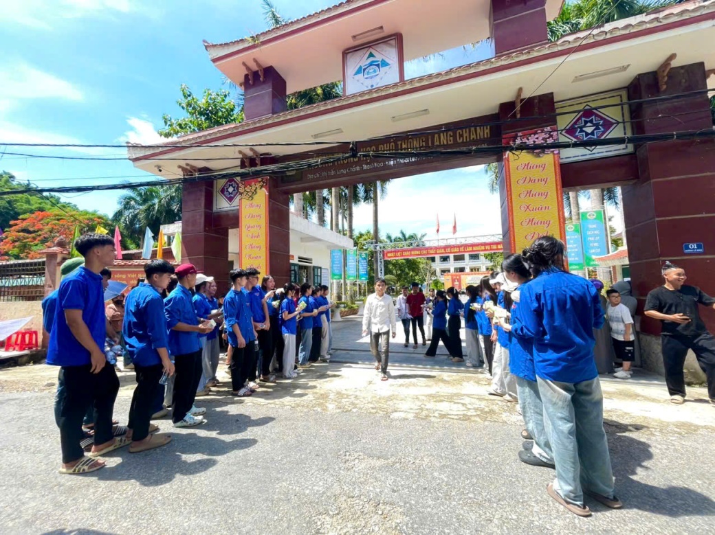 Các bạn thí sinh tại điểm trường THPT Lang Chánh