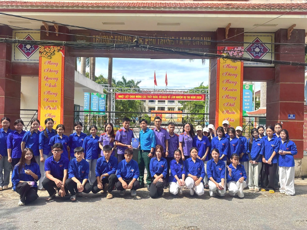 Chi đoàn VKSND khu vực 11 - Thanh Hoá cùng lực lượng đoàn viên, thanh niên xã Linh Sơn “Tiếp sức mùa thi” tại Trường THPT Lang Chánh.