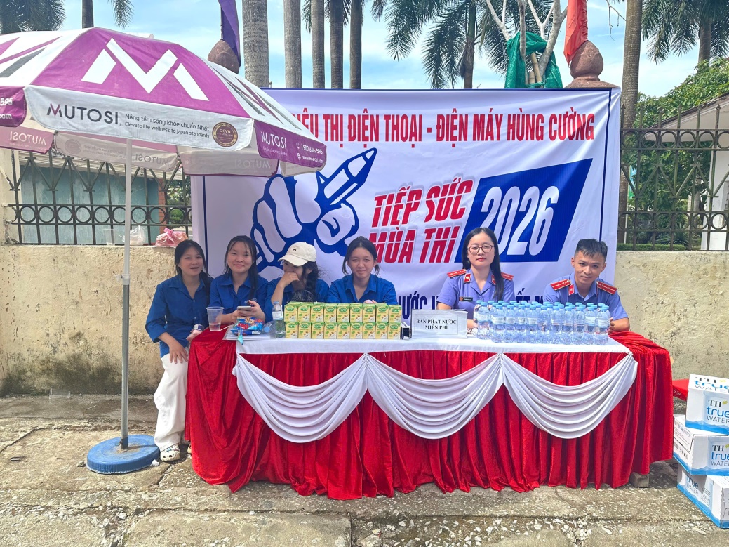 Đoàn viên Chi đoàn VKSND khu vực 11 và các Đoàn viên thanh niên phục vụ nước uống tại điểm thi