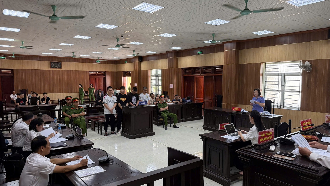 Ảnh: Đại diện VKSND tỉnh công bố bản Cáo trạng truy tố các bị cáo tại phiên tòa