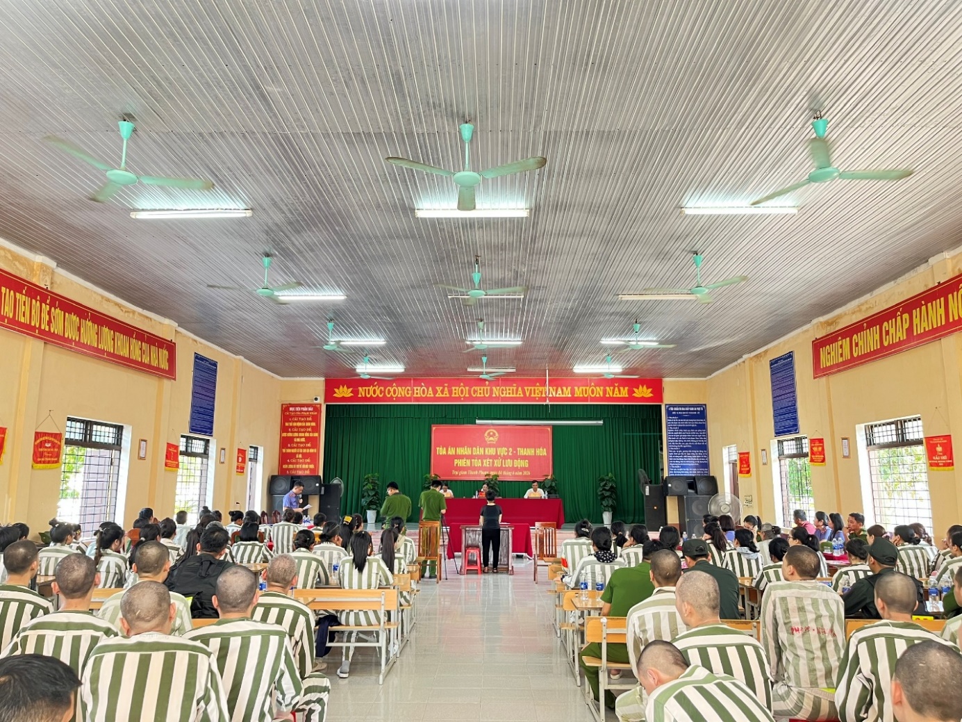 Ảnh: Toàn cảnh phiên tòa xét xử lưu động tại Trại giam Thanh Phong
