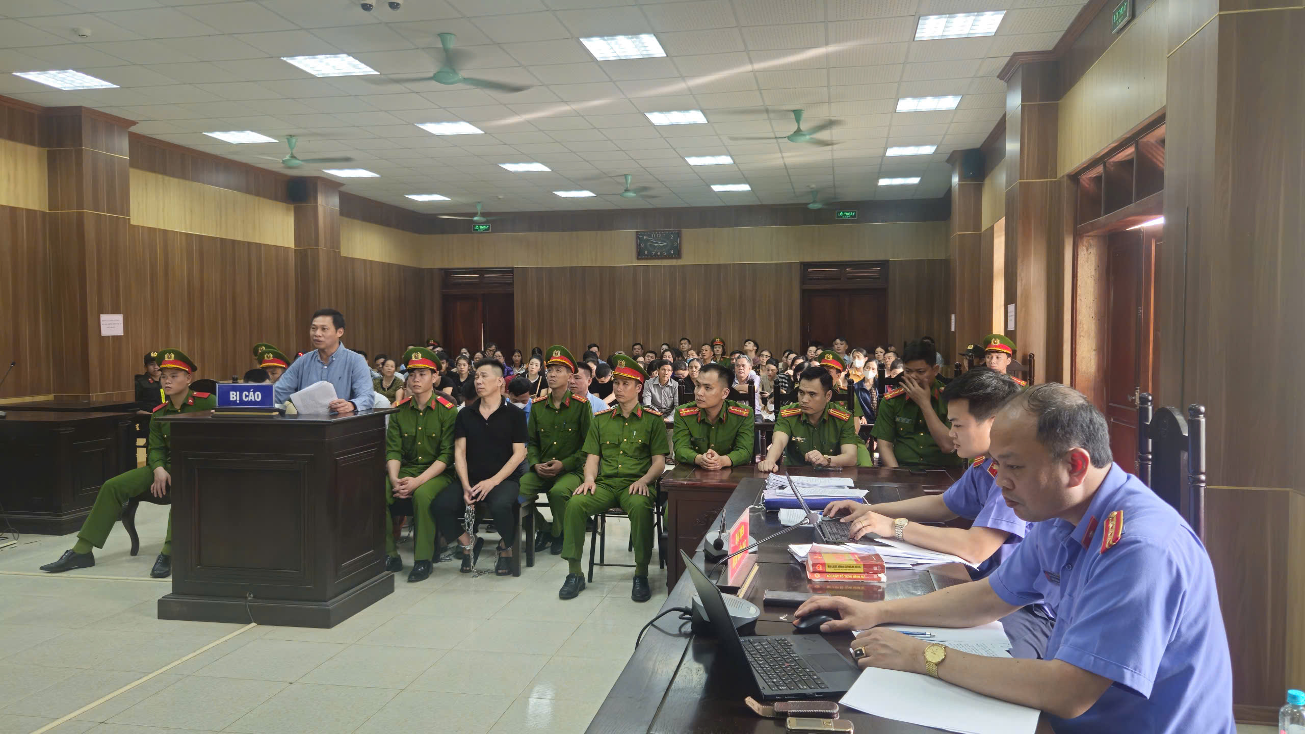 Đ/c Lương Văn Bình (ngoài cùng bên phải) tham gia THQCT và kiểm sát xét xử tại phiên tòa