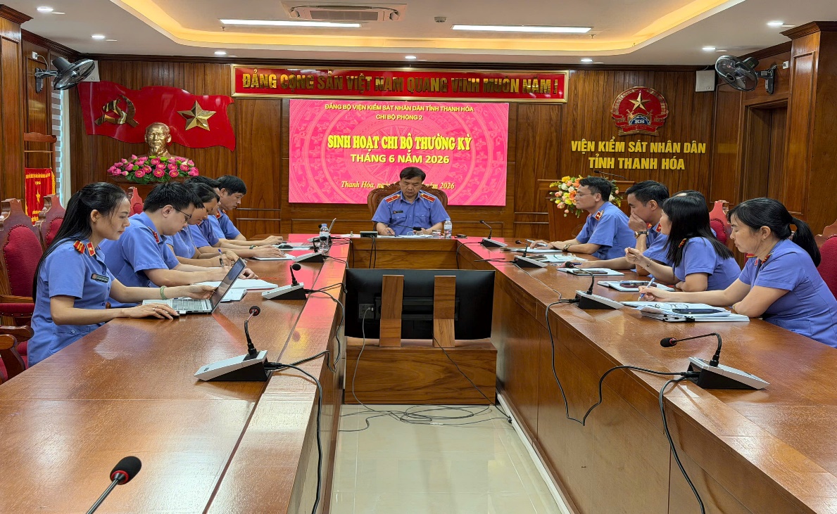 Ảnh: Tập thể Chi bộ phòng 2 tổ chức sinh hoạt thường kỳ với sự tham dự của đồng chí Vũ Xuân Thoan, Phó Bí thư Đảng ủy, Phó Viện trưởng VKSND tỉnh
