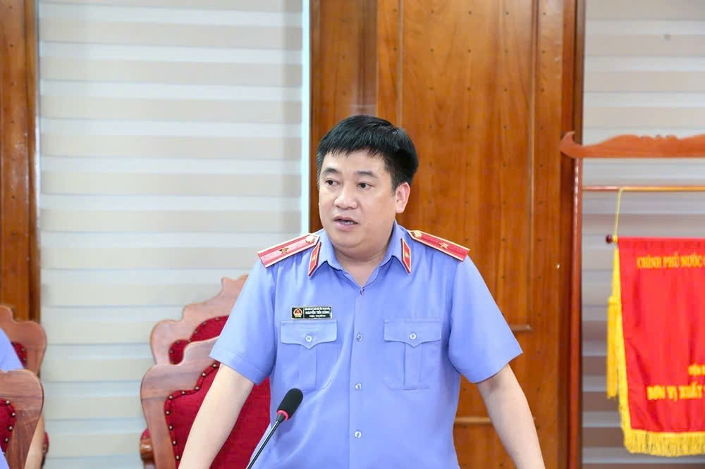 Đồng chí Nguyễn Tiến Dũng, Bí thư Đảng uỷ, Viện trưởng VKSND tỉnh phát biểu tại buổi làm việc