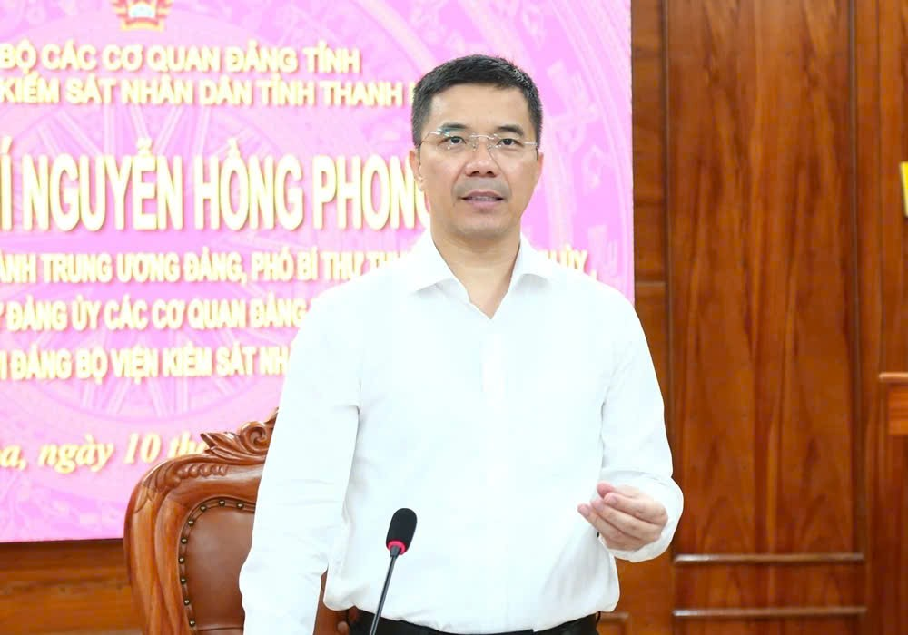 Đồng chí Nguyễn Hồng Phong, Ủy viên dự khuyết Trung ương Đảng, Phó Bí thư Thường trực Tỉnh ủy, Chủ tịch HĐND tỉnh, Bí thư Đảng ủy các cơ quan Đảng tỉnh phát biểu tại buổi làm việc