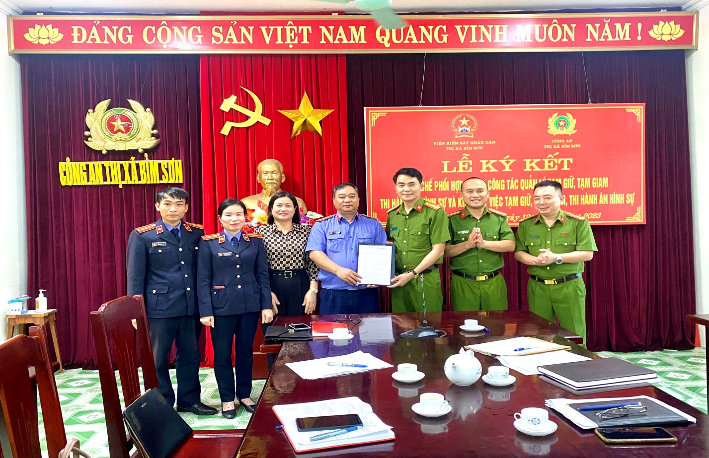 Đồng chí Đinh Văn Khương, Thị ủy viên, - Viện trưởng VKSND và đồng chí Lê Tuấn Dũng, Thủ trưởng Cơ quan THAHS ký kết quy chế phối hợp