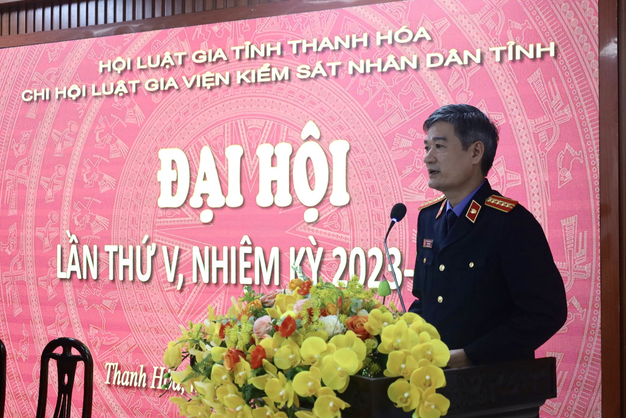 Đồng chí Lê Đức Tùng, Phó Viện trưởng VKSND tỉnh, Chi hội trưởng chủ trì phần thảo luận