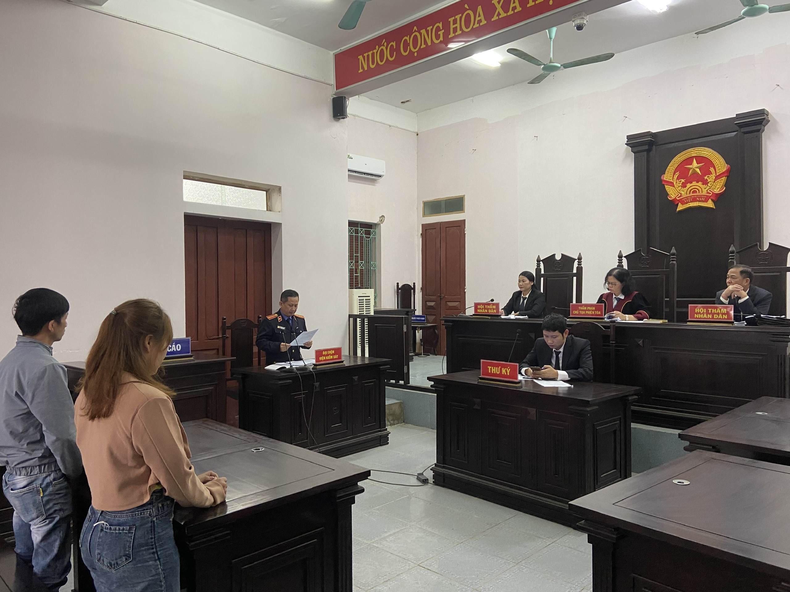 Ảnh: Kiểm sát viên trung cấp, Phó Viện trưởng Nguyễn Hữu Đức phát biểu quan điểm giải quyết vụ án của Viện kiểm sát tại phiên tòa