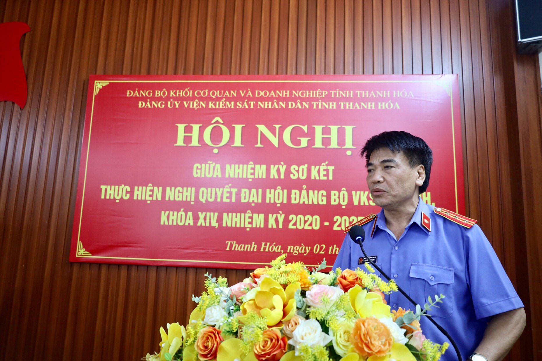 Đồng chí Nguyễn Mạnh Loan, Ủy viên Ban Chấp hành Đảng bộ, Bí thư Chi bộ Phòng 10 phát biểu tham luận