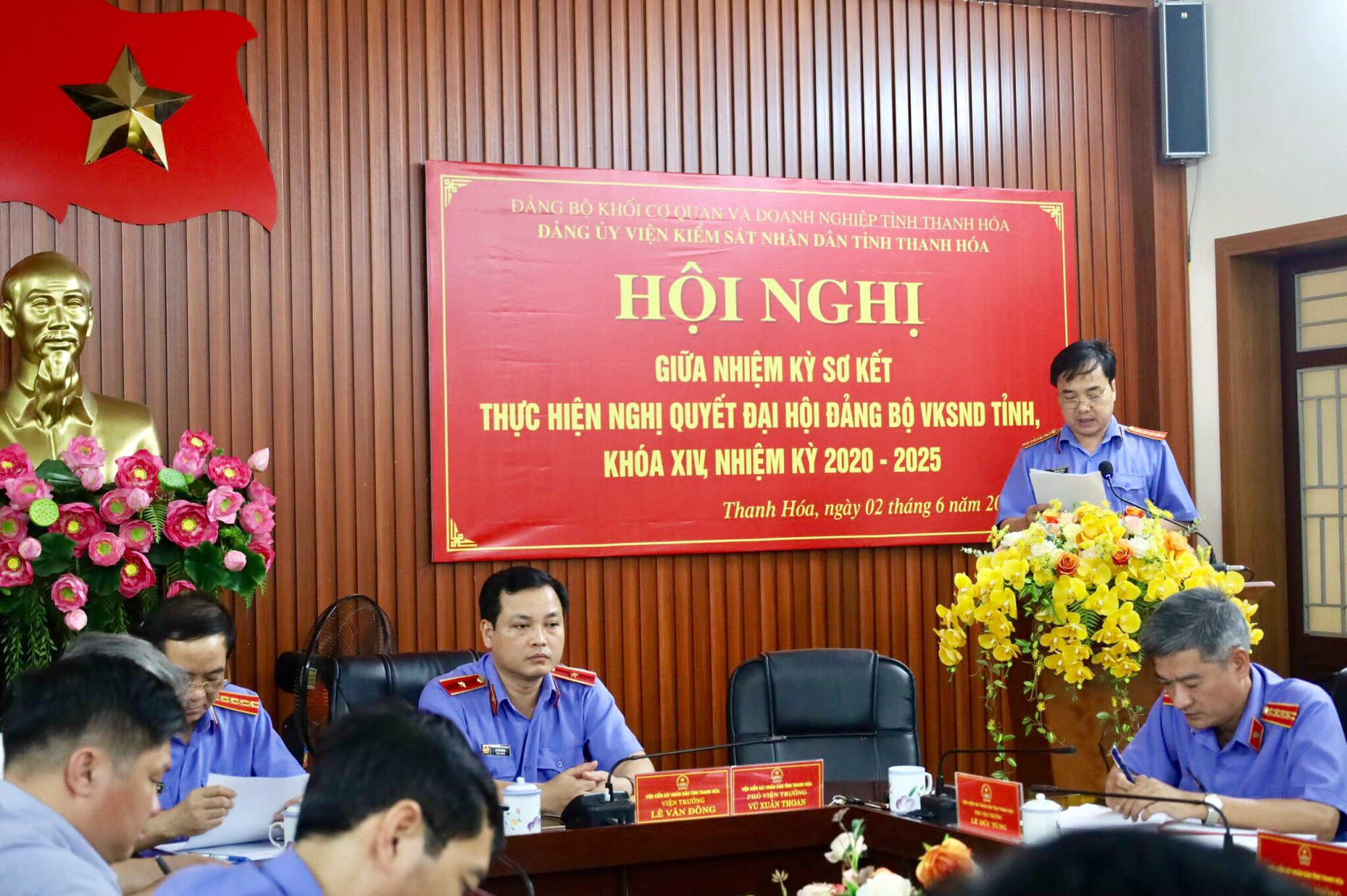 Đồng chí Vũ Xuân Thoan, Phó Bí thư Đảng ủy, Phó Viện trưởng VKSND tỉnh Thanh Hóa trình bày báo cáo tại Hội nghị