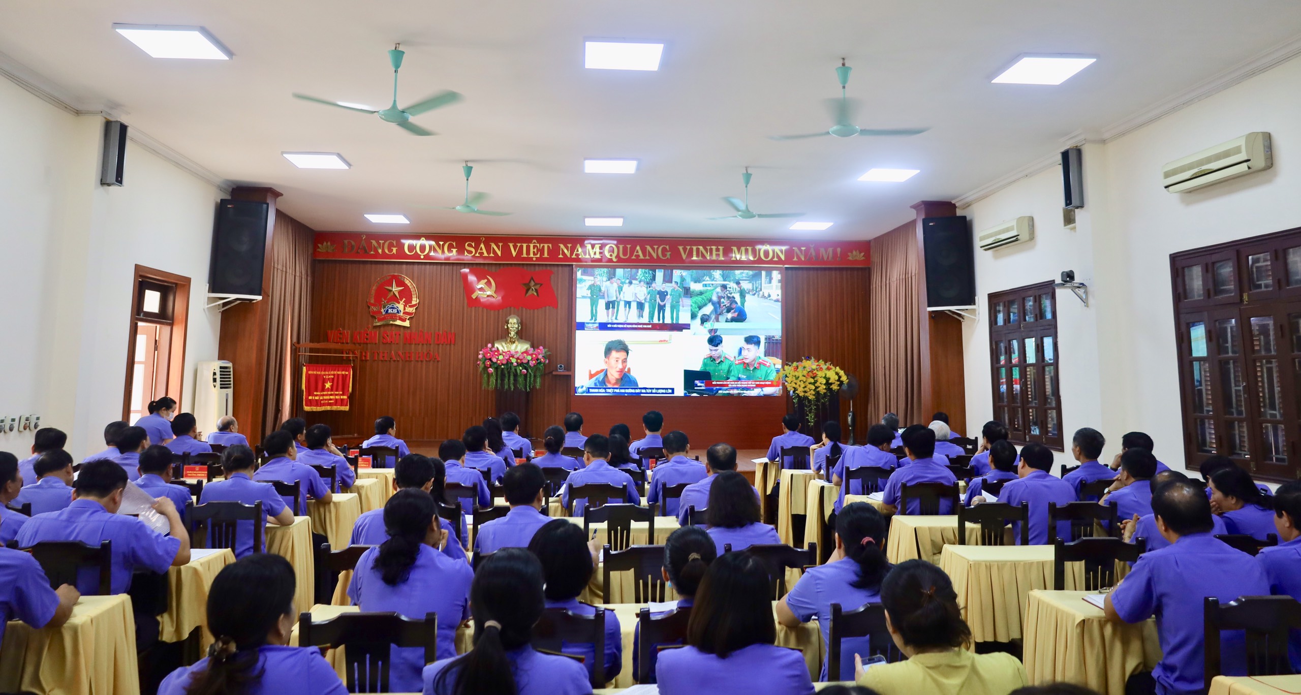 Các đại biểu theo dõi Báo cáo tóm tắt kết quả công tác 6 tháng đầu năm 2023 của Viện kiểm sát hai cấp qua video clip