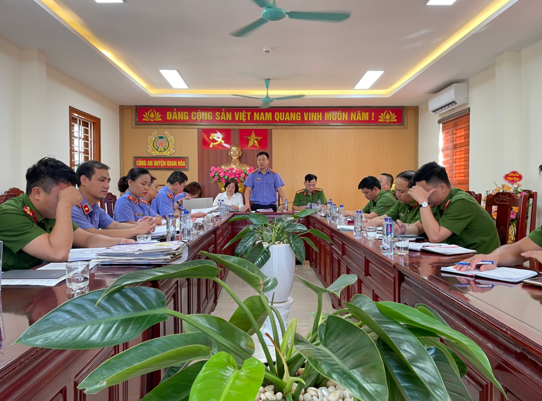 Đồng chí Lê Văn Tài, Viện trưởng VKSND huyện Quan Hóa phát biểu tại Hội nghị
