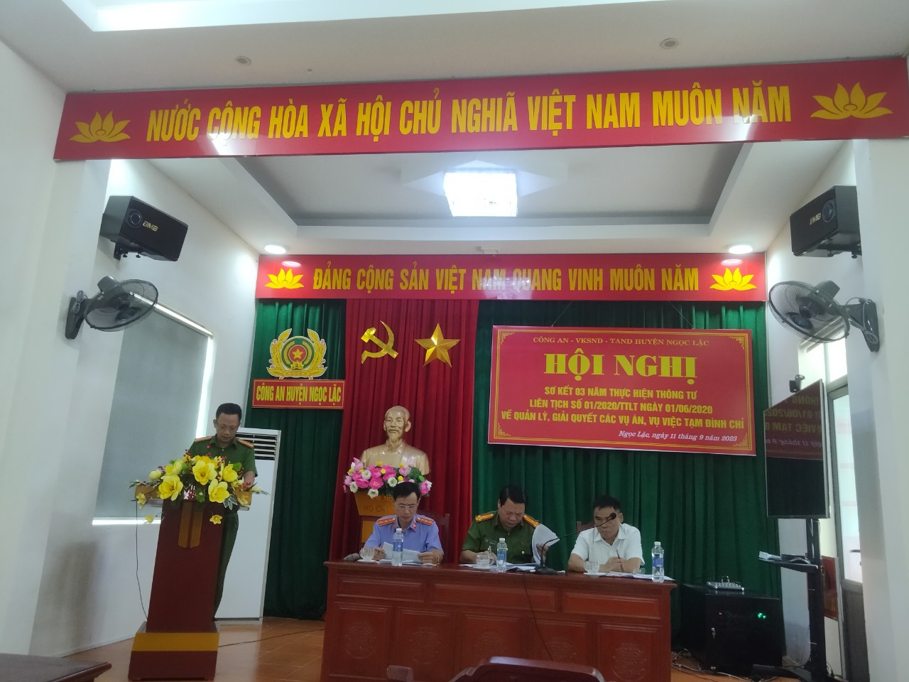 Các đại biểu tham dự hội nghị tham gia phát biểu ý kiến, thảo luận