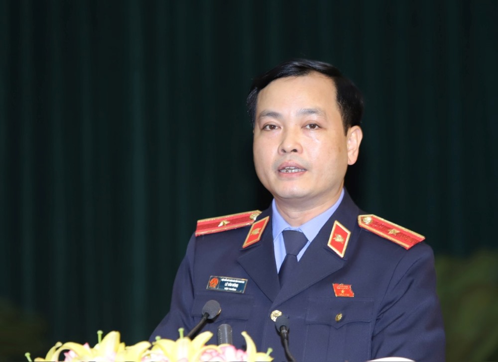 Đồng chí Lê Văn Đông, Viện trưởng VKSND tỉnh trình bày báo cáo công tác của VKSND tỉnh Thanh Hóa tại Kỳ họp thứ 17, HĐND tỉnh khoá XVIII.