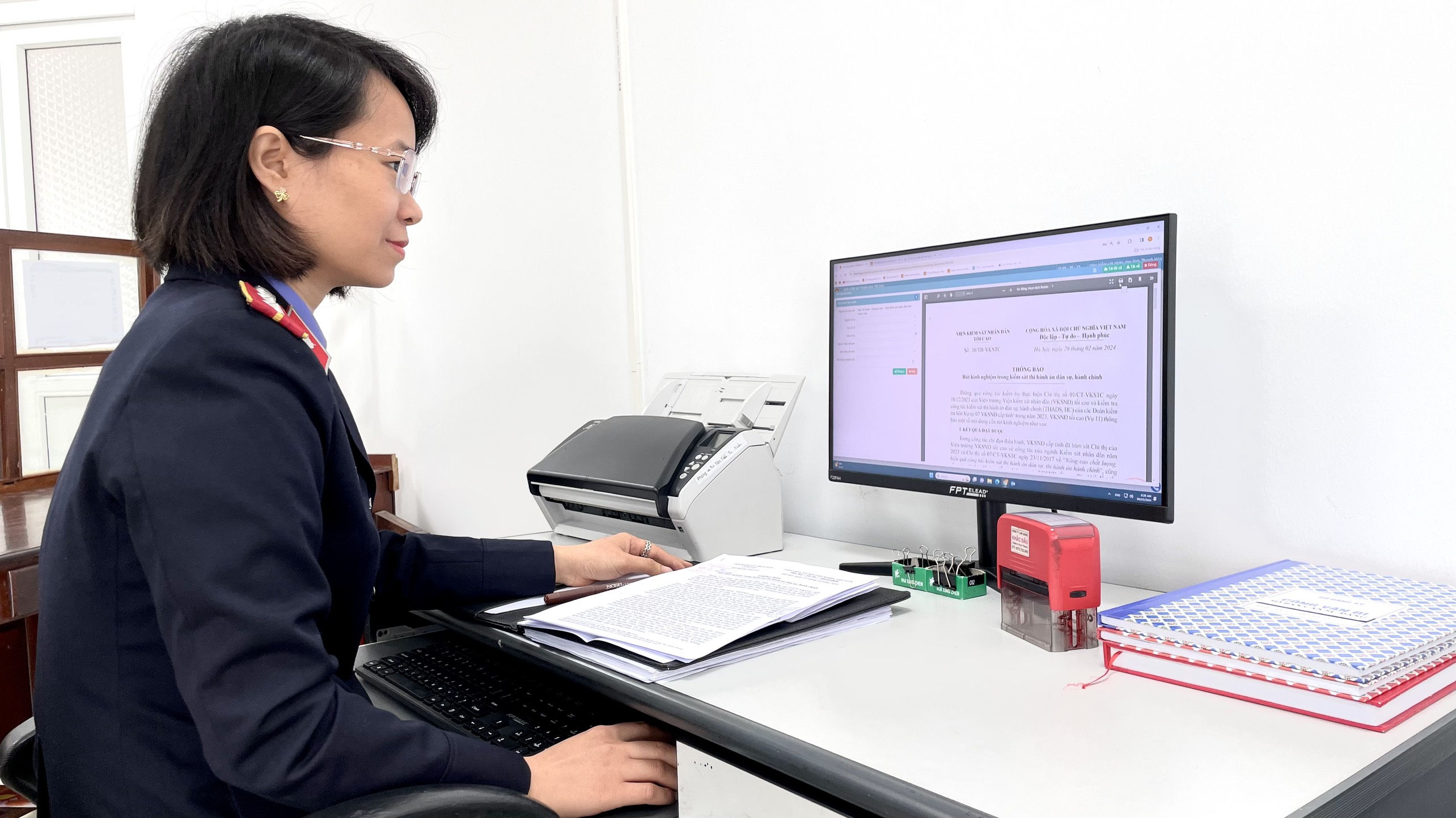 Ảnh: Công chức văn thư thao tác nghiệp vụ