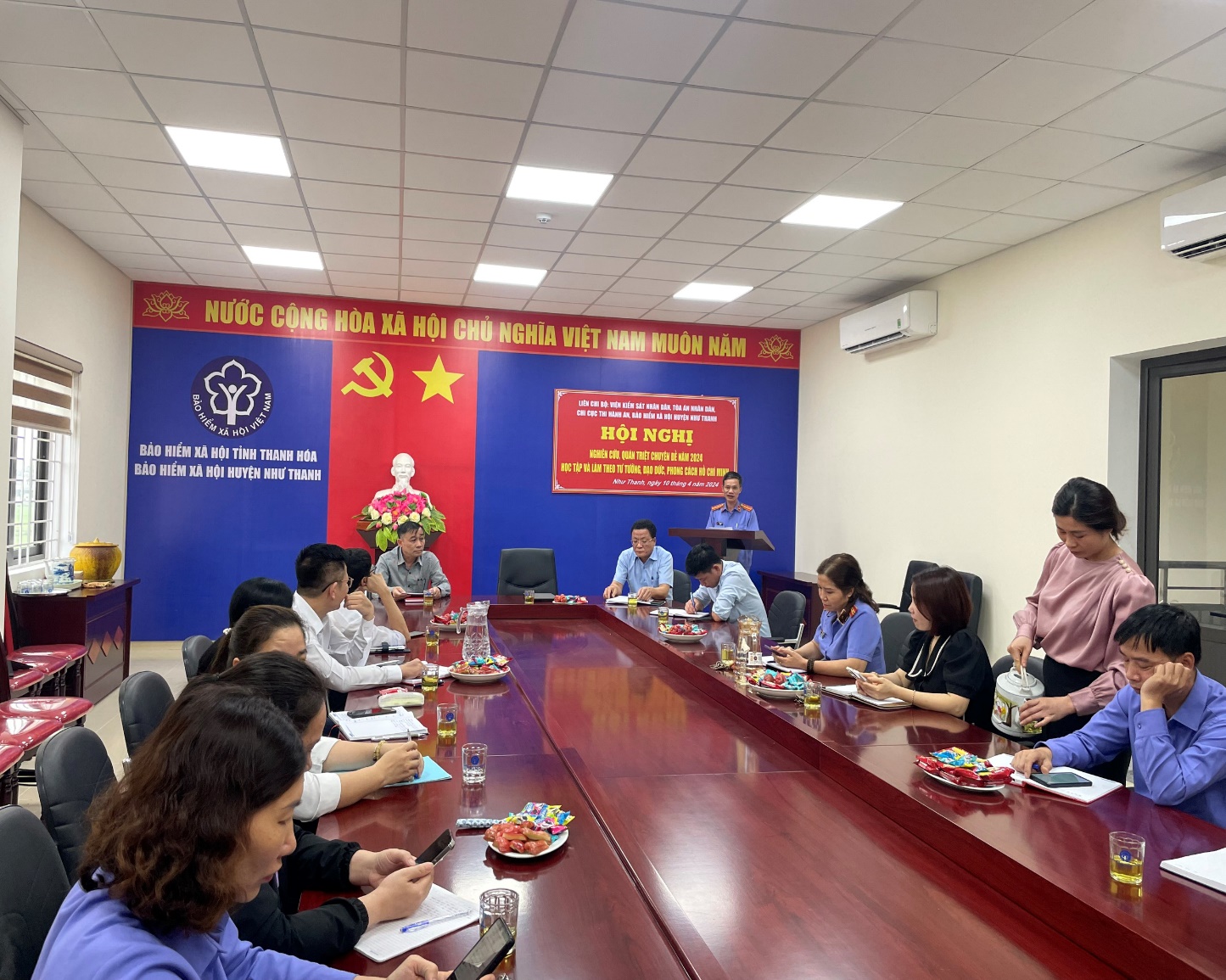 Ảnh: Đồng chí Lê Hữu Đại, Bí thư Chi bộ, Viện trưởng VKSND huyện Như Thanh phát biểu kết luận hội nghị