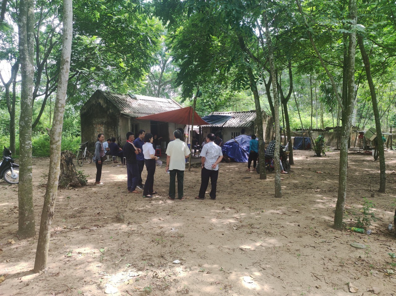 Ảnh minh họa: Tòa án tiến hành thẩm định tại chỗ một vụ án tranh chấp về quyền sử dụng đất lâm nghiệp