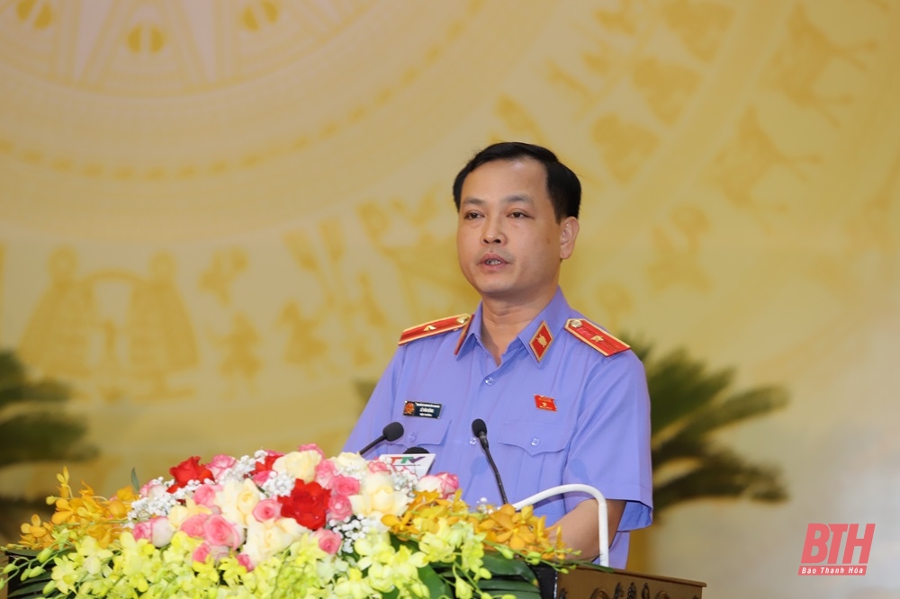 Đồng chí Lê Văn Đông, Tỉnh ủy viên, Viện trưởng VKSND tỉnh Thanh Hóa trình bày báo cáo