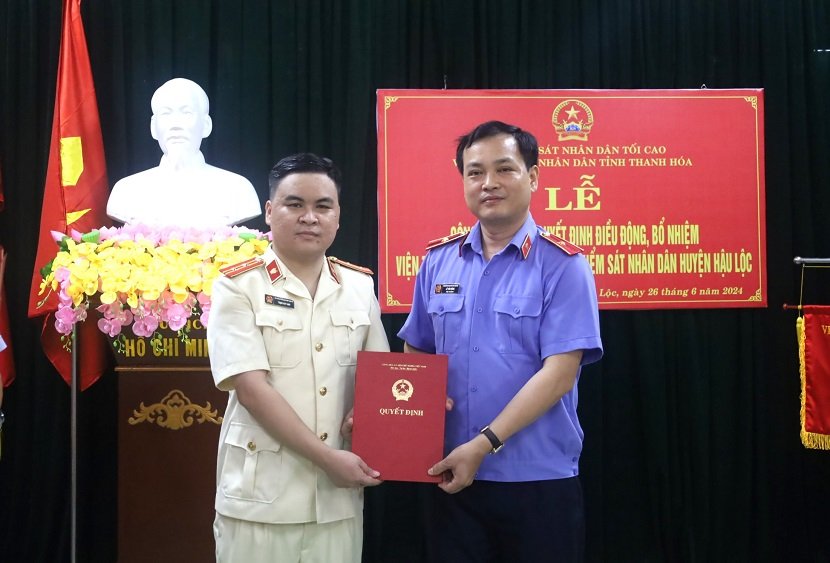 Đồng chí Lê Văn Đông, Tỉnh ủy viên, Viện trưởng VKSND tỉnh Thanh Hóa trao Quyết định điều động, bổ nhiệm chức vụ Phó Viện trưởng VKSND huyện Hậu Lộc