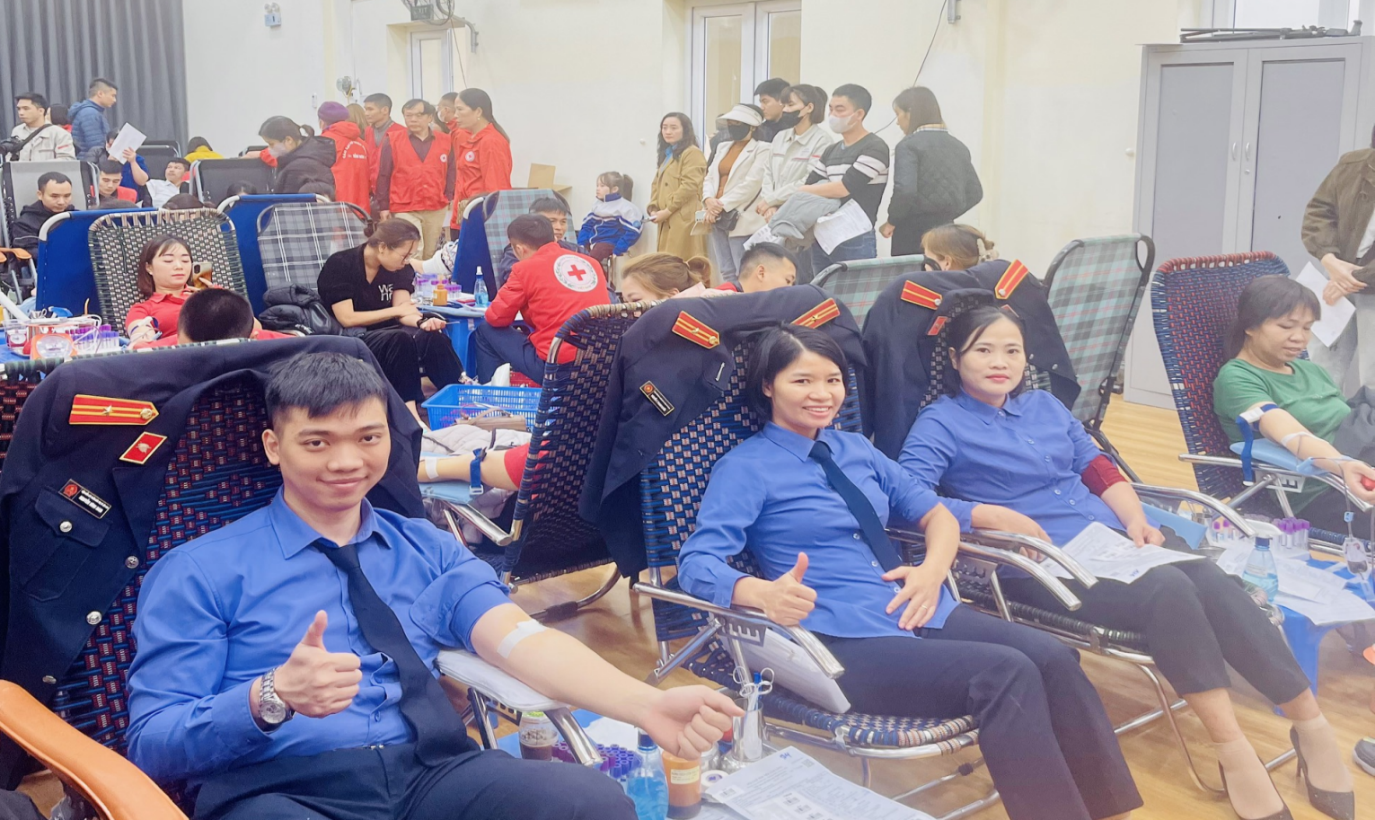 Hình ảnh đoàn viên công đoàn VKSND TX. Bỉm Sơn tham gia hiến máu