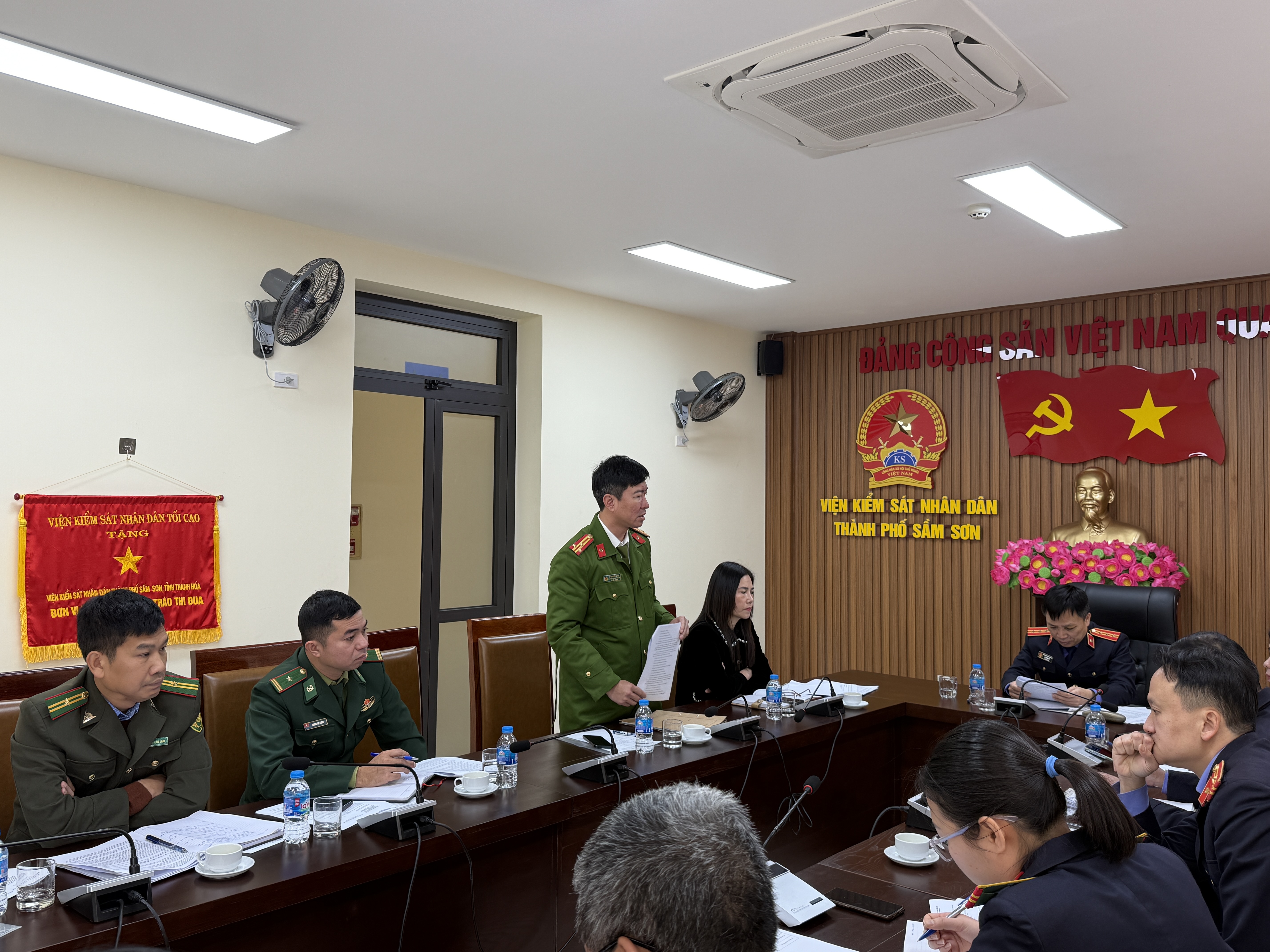 Đồng chí Lê Nguyên Sáng – Phó Thủ trưởng Cơ quan CSĐT Công an TP. Sầm Sơn phát biểu tham luận tại hội nghị