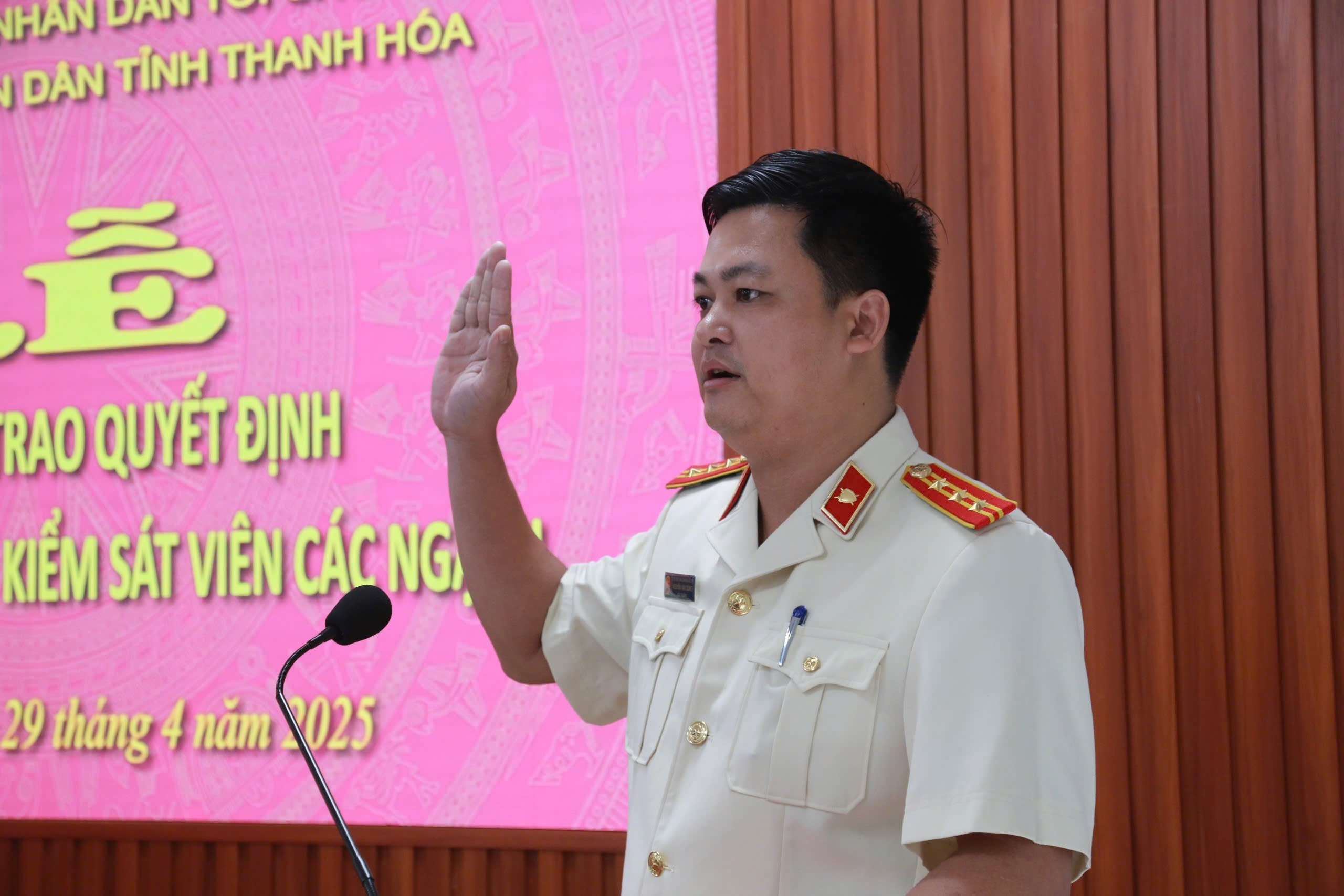 Đ/c Nguyễn Văn Dũng, Kiểm sát viên trung cấp, Viện trưởng VKSND huyện Hậu Lộc thay mặt các Kiểm sát viên mới được bổ nhiệm tuyên thệ
