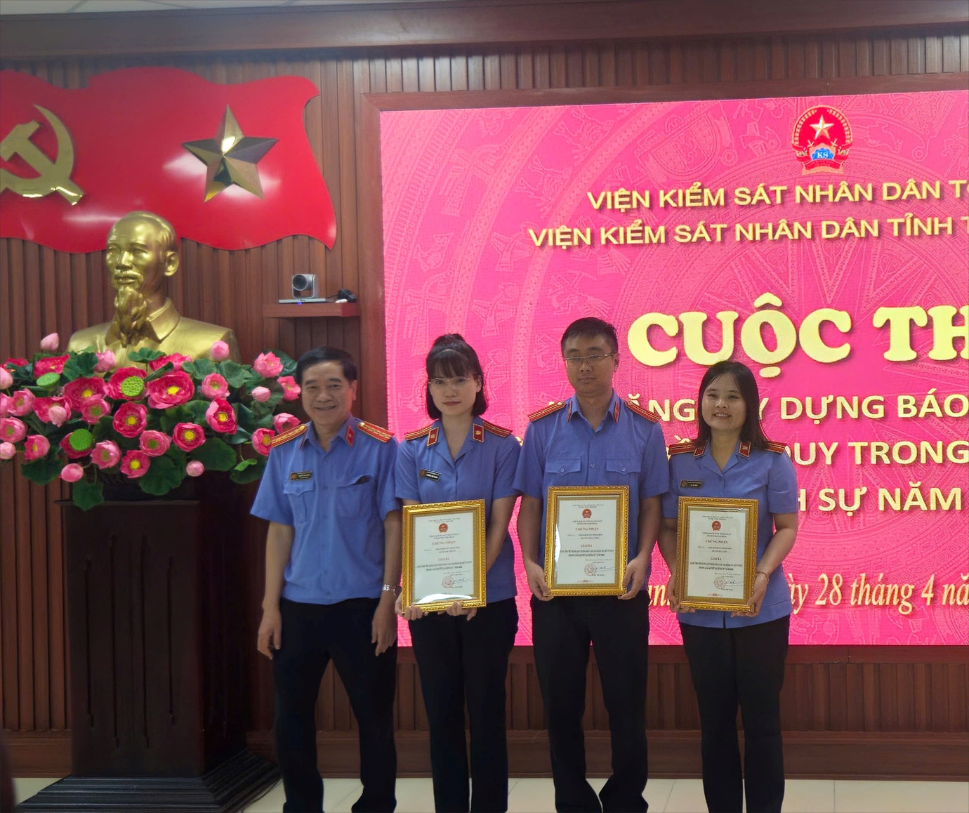 Đ/c Nguyễn Văn Huyên, Phó Viện trưởng VKSND tỉnh trao giải cho các đội đạt giải Ba