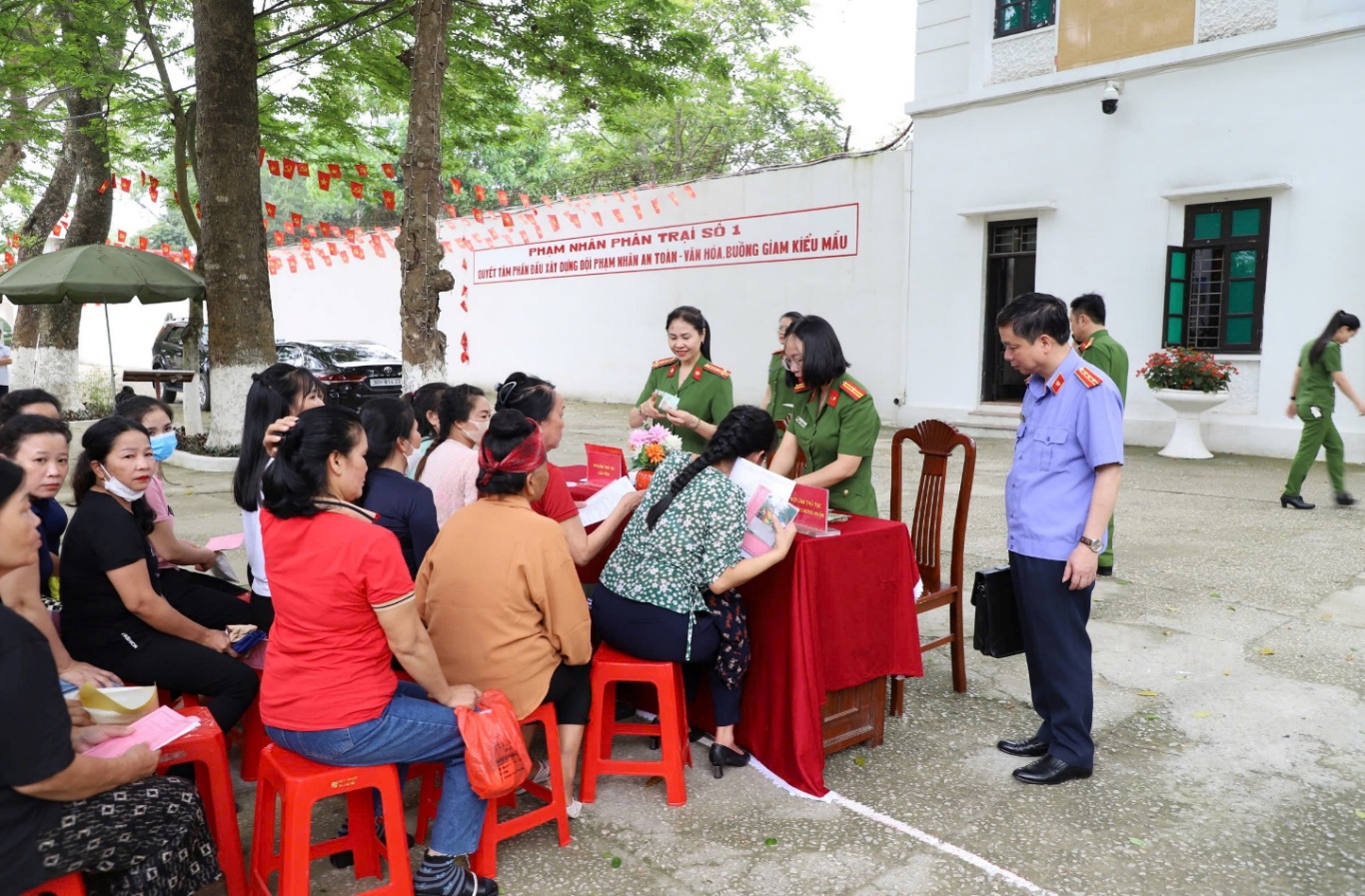 Ảnh: Đoàn kiểm sát VKSND tỉnh Thanh Hóa trực tiếp kiểm sát việc thực hiện các thủ tục đối với người được đặc xá