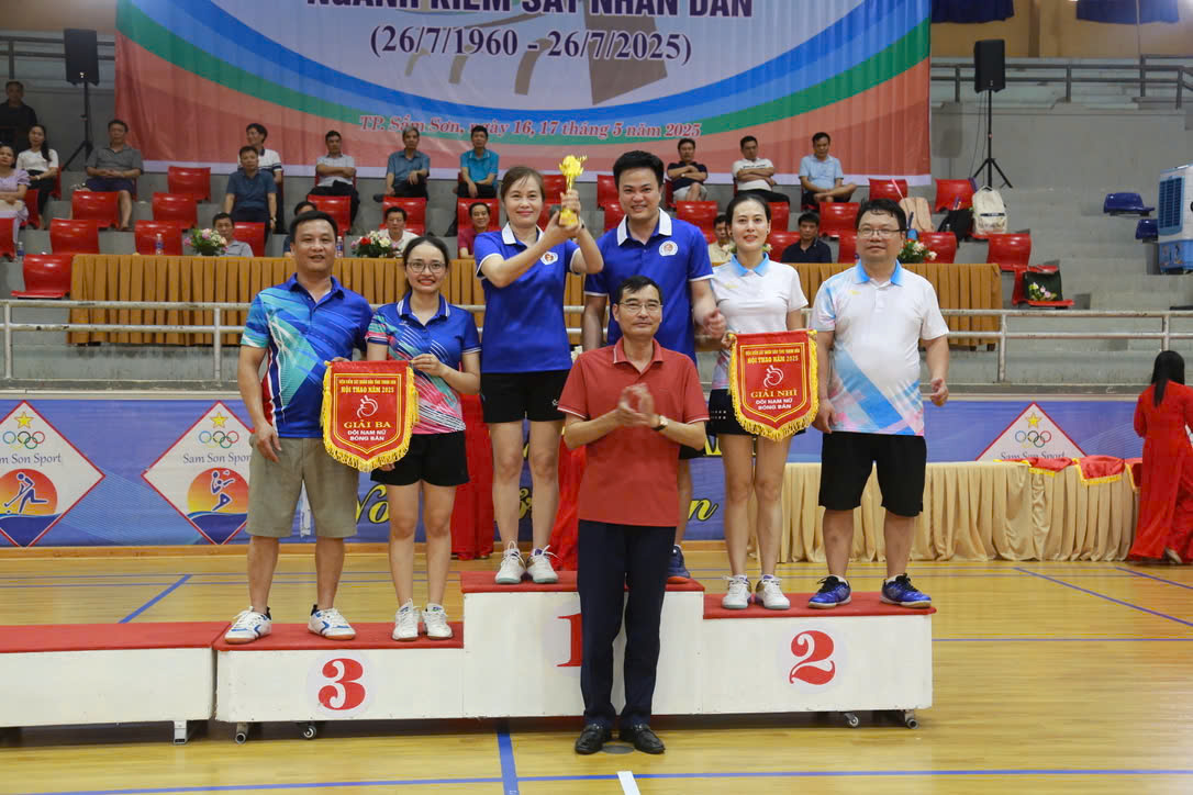 Đồng chí Nguyễn Đức Thanh, Phó Viện trưởng VKSND tỉnh trao giải môn bóng bàn nội dung đôi nam nữ