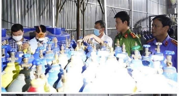 Ảnh: Kiểm sát viên VKSND tỉnh Thanh Hóa kiểm sát việc khám xét cơ sở sản xuất “khí cười “ tại Thạch Thất, Hà Nội