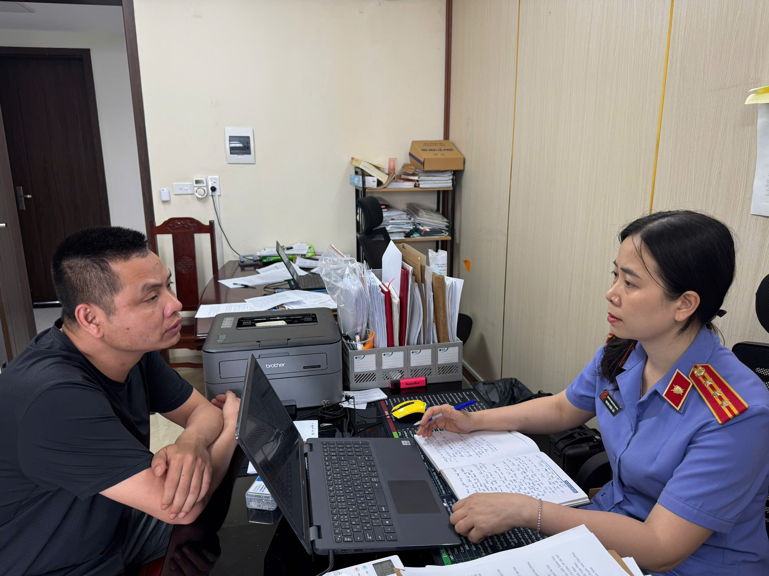 Ảnh: Kiểm sát viên VKSND tỉnh Thanh Hóa trực tiếp xét hỏi đối tượng