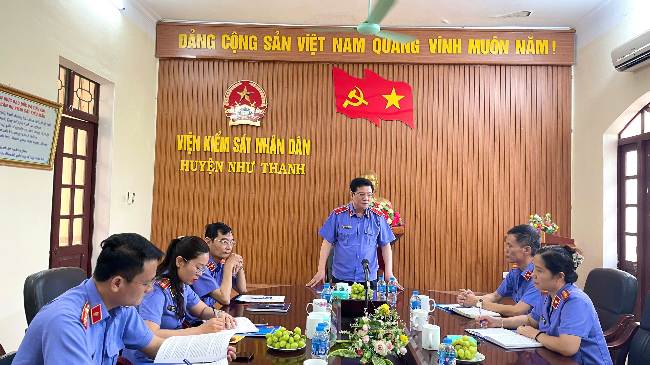 Đồng chí Trần Thế Kính, Bí thư Đảng ủy, Viện trưởng VKSND tỉnh phát biểu chỉ đạo tại buổi làm việc với VKSND huyện Như Thanh