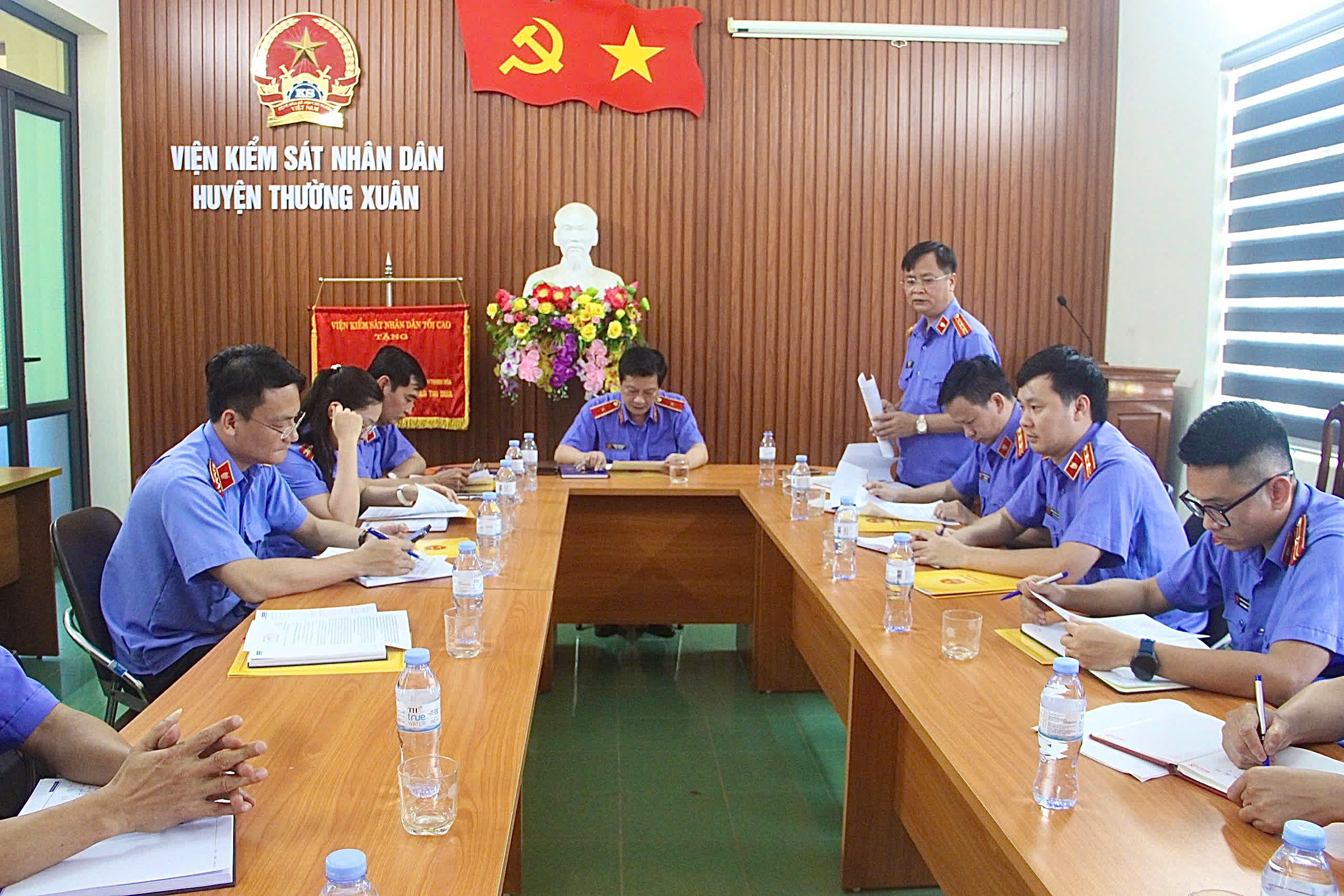 Đồng chí Trần Thế Kính, Bí thư Đảng ủy, Viện trưởng VKSND tỉnh làm việc với VKSND huyện Thường Xuân