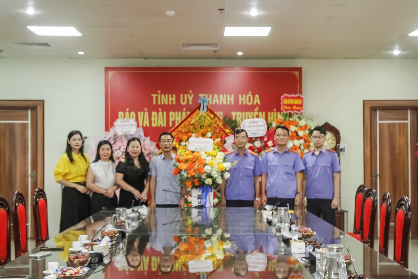 Đ/c Nguyễn Đức Thanh - Phó Viện trưởng VKSND tỉnh tặng hoa, chúc mừng Báo và Đài Phát thanh - Truyền hình Thanh Hóa