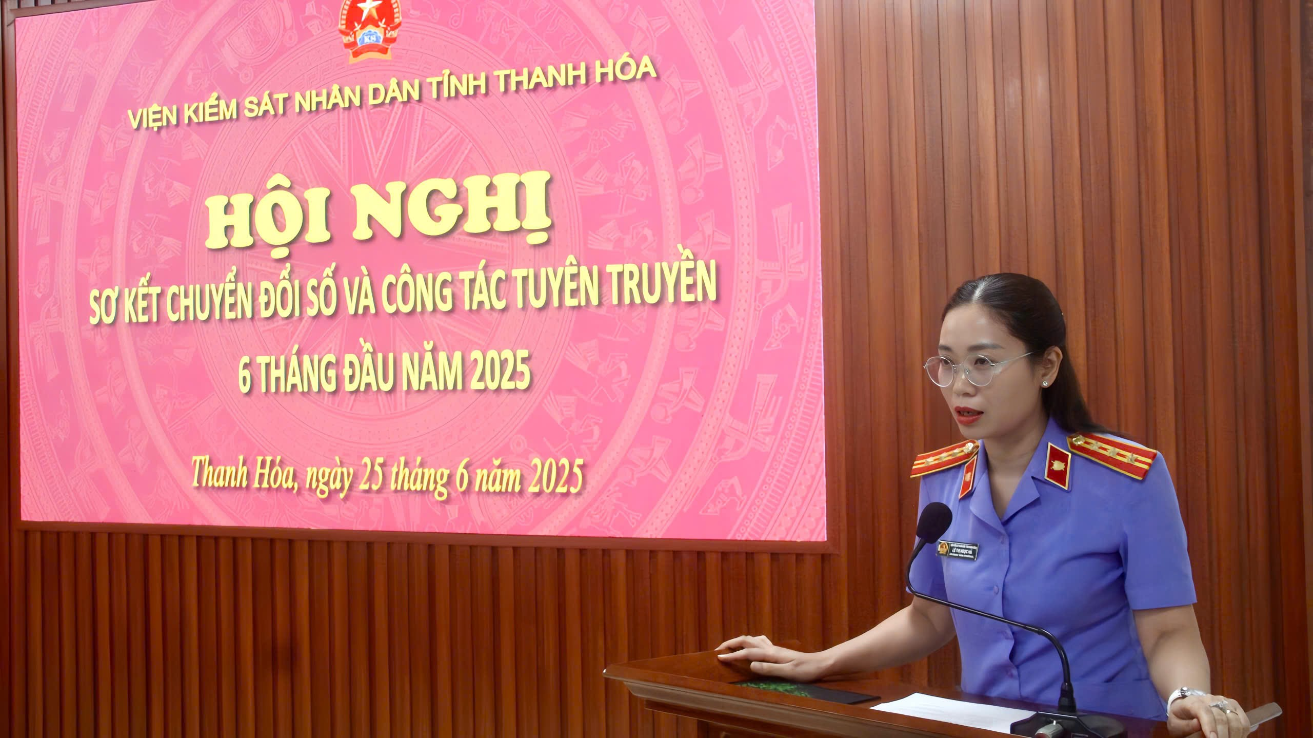 Ảnh: Đ/c Lê Thị Ngọc Hà, Chánh Văn Phòng VKSND tỉnh thông báo kết quả thực hiện các nhiệm vụ về chuyển đổi số và công tác tuyên truyền 6 tháng đầu năm 2025