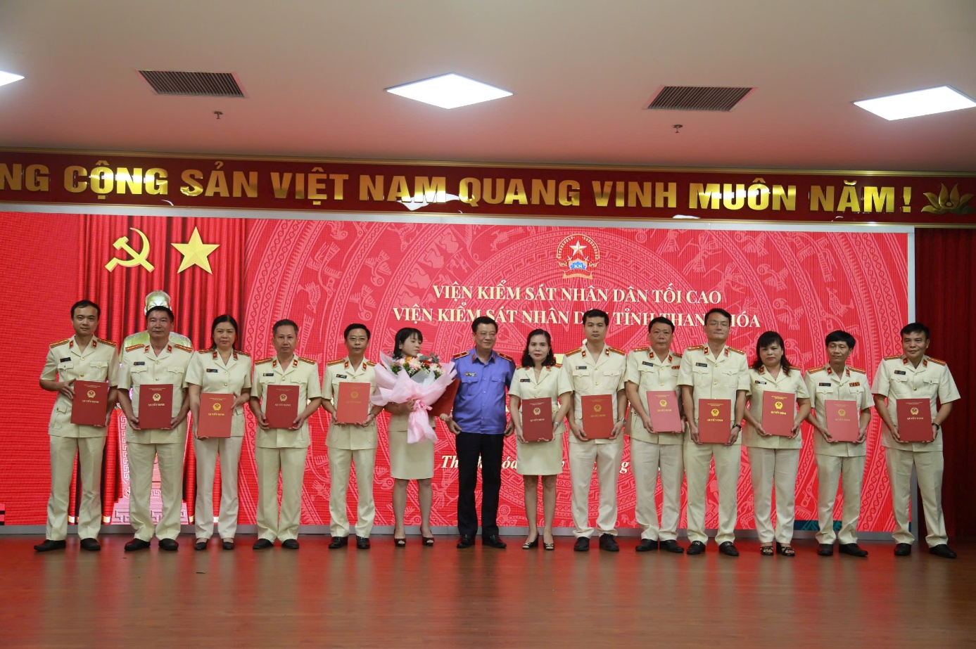 Đồng chí Trần Thế Kính, Viện trưởng VKSND tỉnh trao quyết định cho các đồng chí Phó Trưởng các phòng trực thuộc VKSND tỉnh