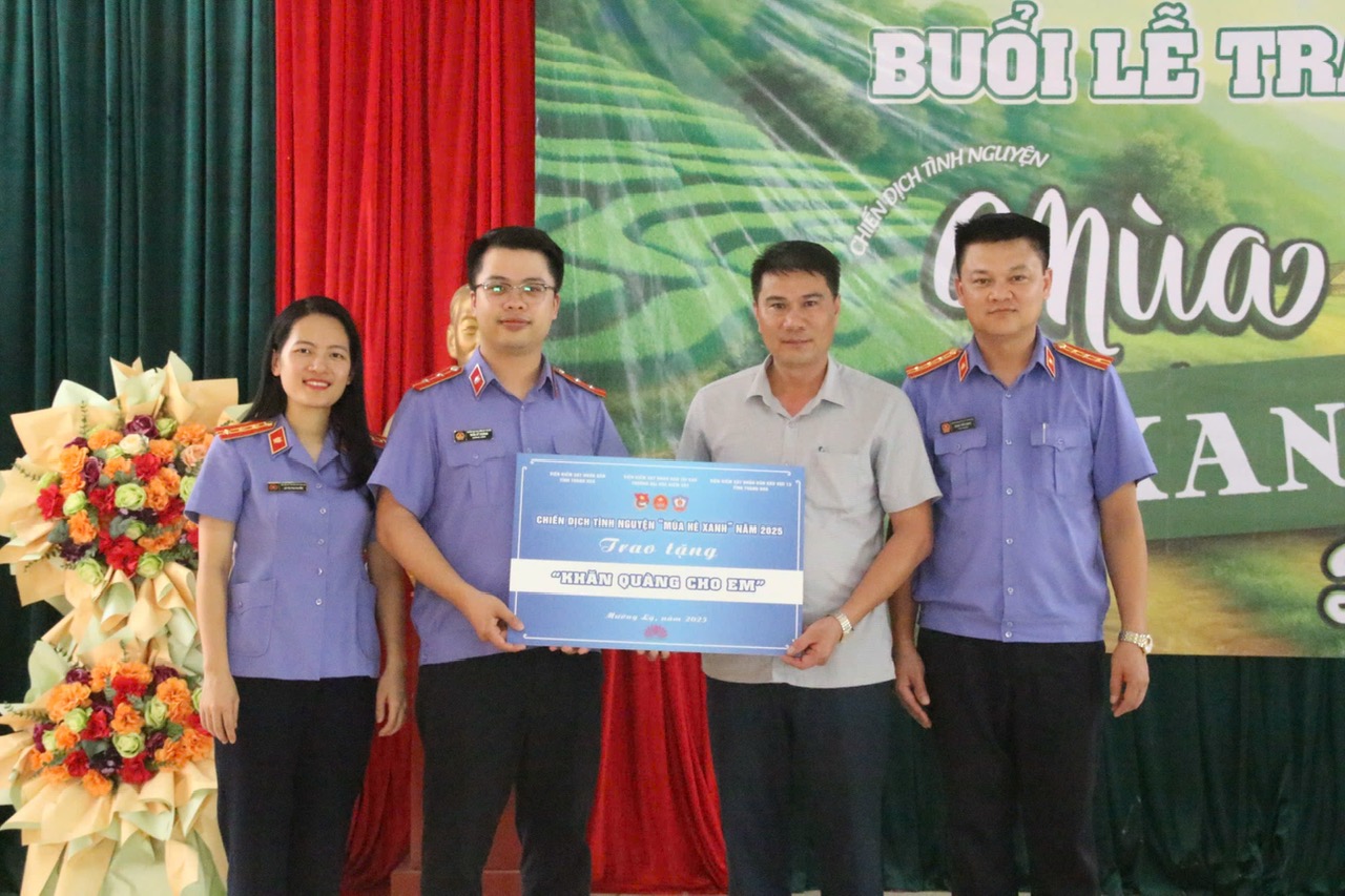 Đại diện Đoàn tình nguyện trao các suất quà cho học sinh cũng như bà con có hoàn cảnh khó khăn tại xã Mường Lý - tỉnh Thanh Hoá
