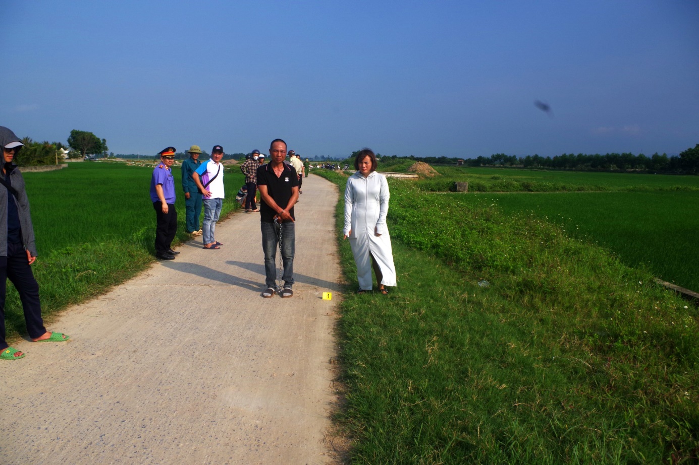 Ảnh: Kiểm sát viên tham gia kiểm sát khám nghiệm hiện trường