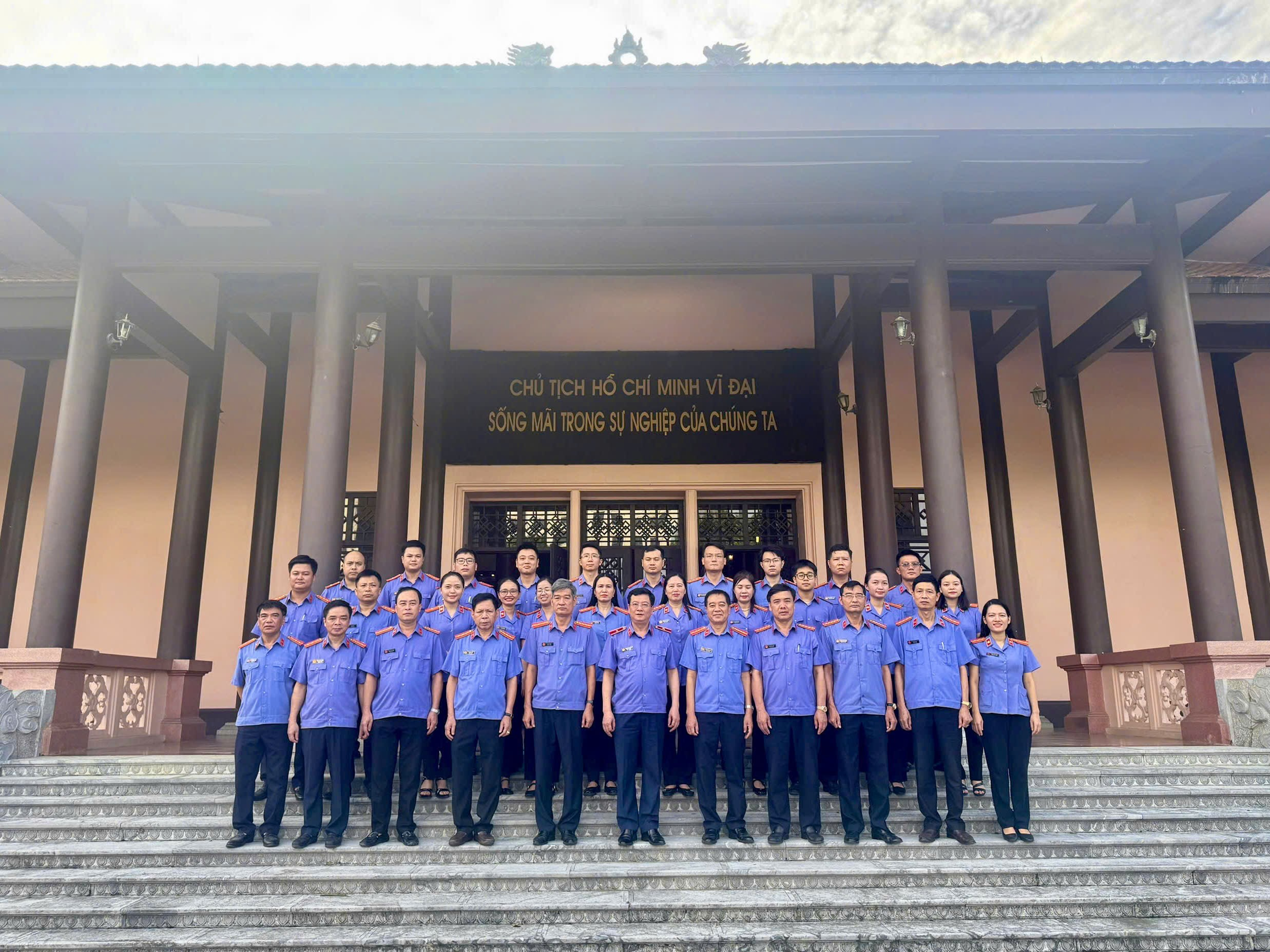Đoàn VKSND tỉnh chụp ảnh tại Nhà tưởng niệm Chủ tịch Hồ Chí Minh