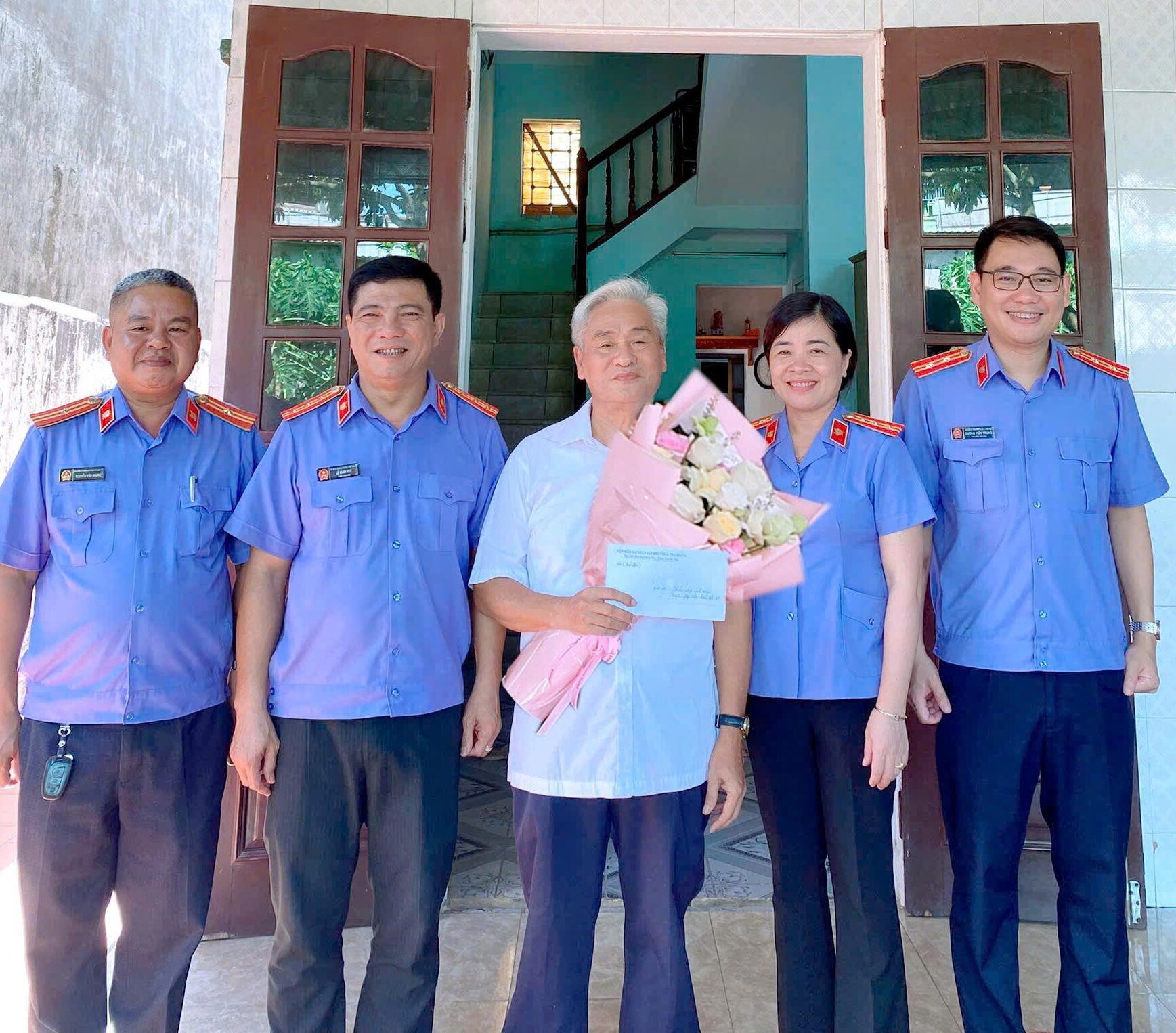 Viện KSND khu vực 4 đến thăm, tặng hoa và quà đồng chí Lê Khắc Hợp, nguyên Viện trưởng Viện KSND huyện Hoằng Hóa, tỉnh Thanh Hóa