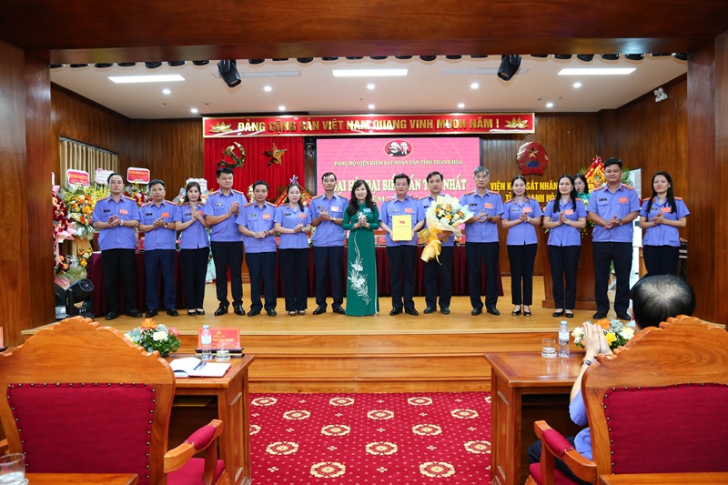 Đồng chí Đinh Thị Thanh Hà, Phó Bí thư Đảng ủy các cơ quan Đảng tỉnh trao quyết định, tặng hoa Ban Chấp hành Đảng bộ VKSND tỉnh nhiệm kỳ 2025 - 2030
