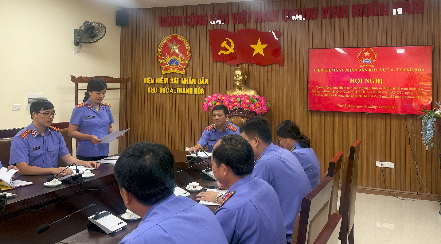 Đ/c Nguyễn Thị Huyền Chung, Phó Viện trưởng VKSND khu vực 4 trình bày những điểm mới của Bộ luật Hình sự, Bộ luật Tố tụng hình sự và các văn bản hướng dẫn