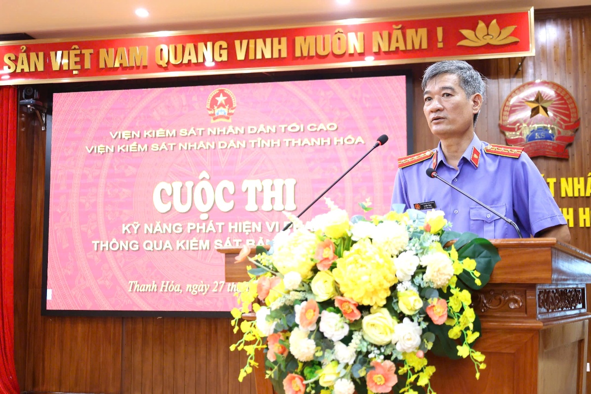 Ảnh: Đồng chí Lê Đức Tùng, Phó Viện trưởng VKSND tỉnh phổ biến nội dung về cuộc thi