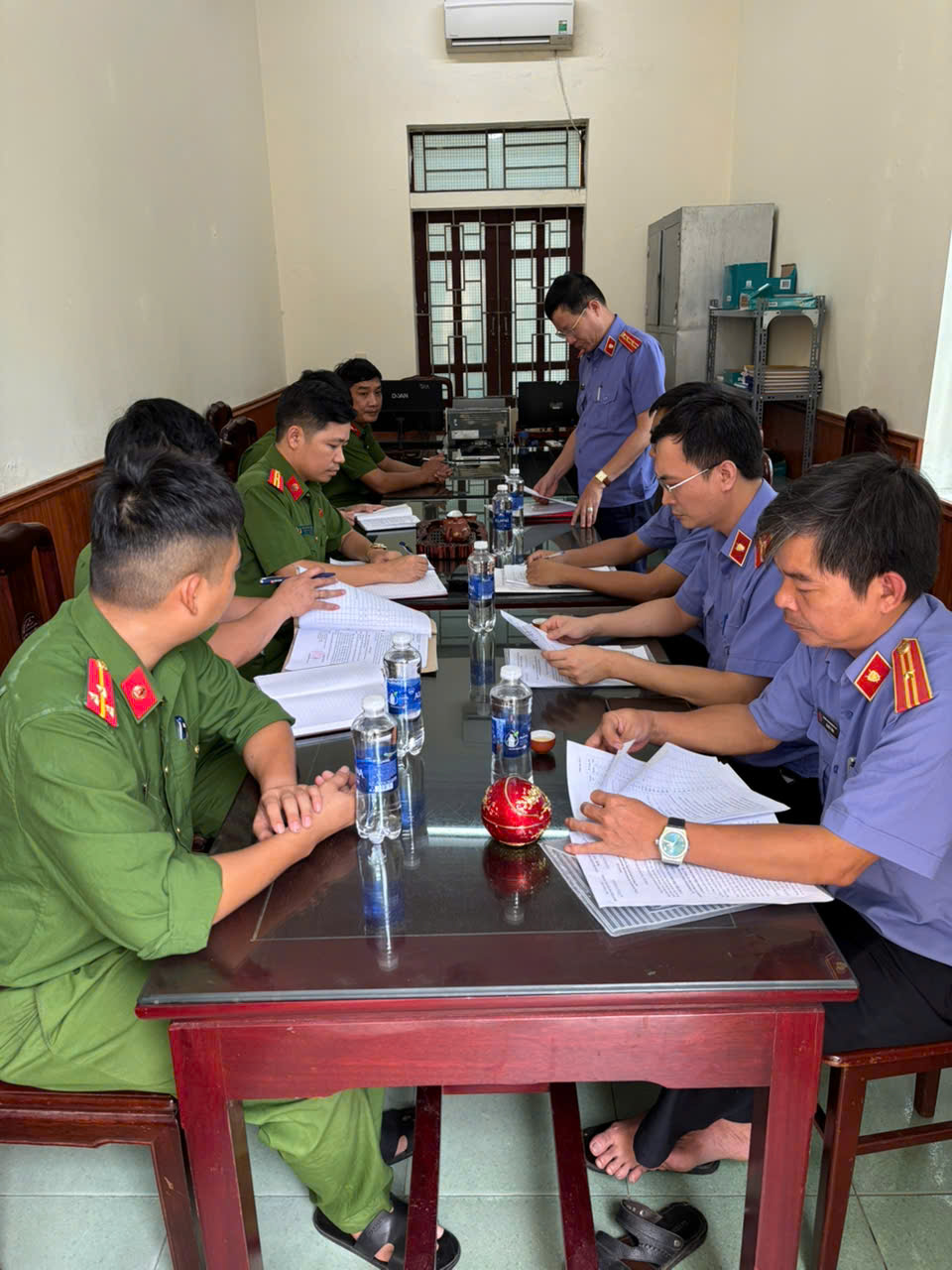 Ảnh: Đoàn công bố Quyết định trực tiếp kiểm sát tại Phân trại tạm giam khu vực Quảng Xương