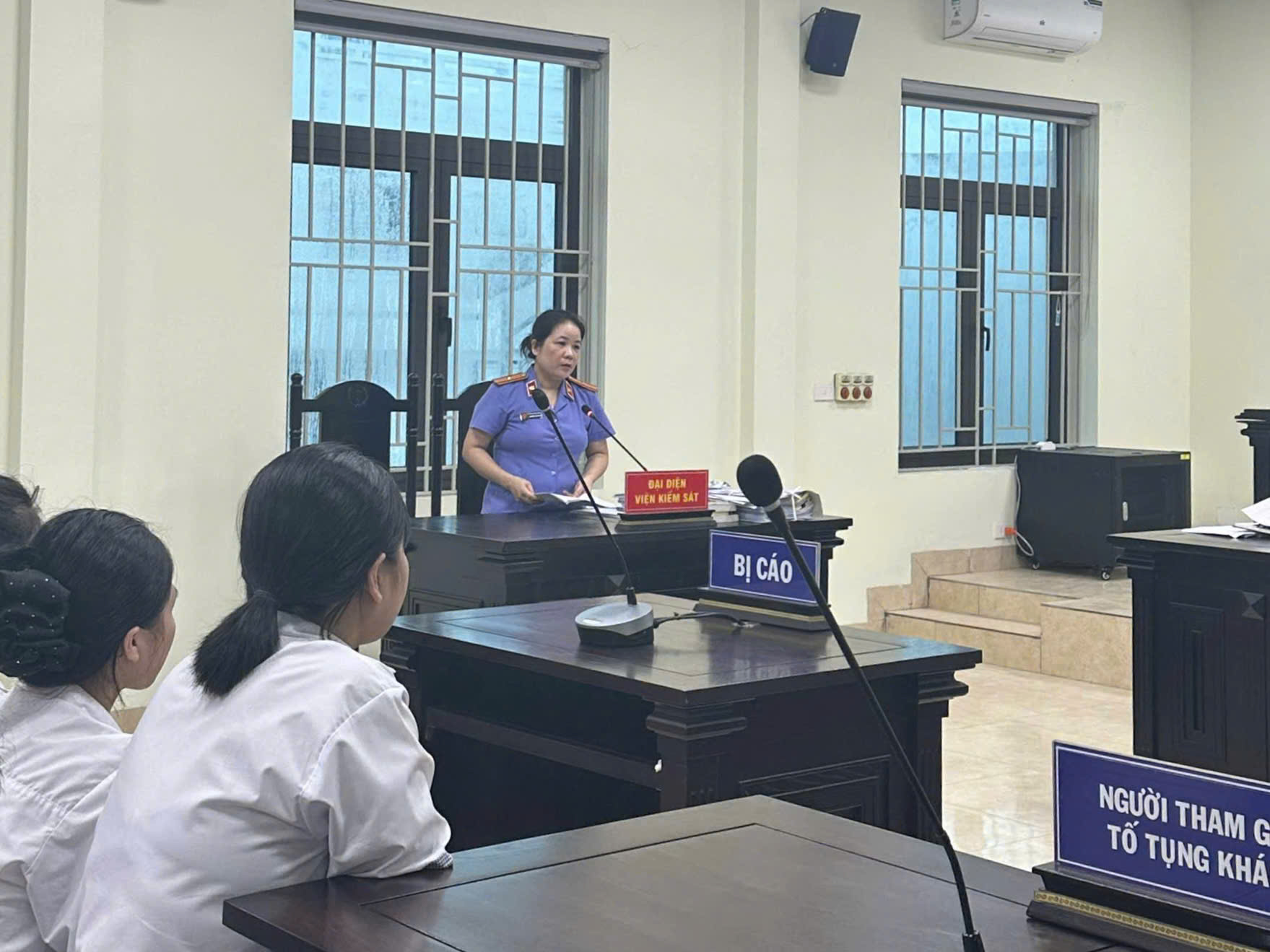 Ảnh: Kiểm sát viên VKSND khu vực 2 - Thanh Hoá tham gia tranh luận và đối đáp với các luật sư tại phiên tòa
