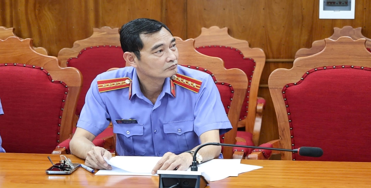 Ảnh: Đồng chí Nguyễn Đức Thanh, Phó Viện trưởng VKSND tỉnh Thanh Hóa theo dõi phiên tòa tại điểm cầu VKSND tỉnh Thanh Hóa